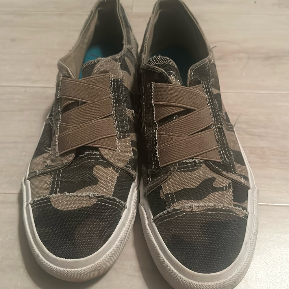 Blowfish Camo 7.5 women’s sneaker